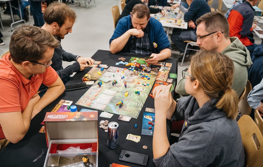 Wrocławski Festiwal Gier Planszowych Gratislavia - na zdjęciu uczestnicy oraz gry planszowe