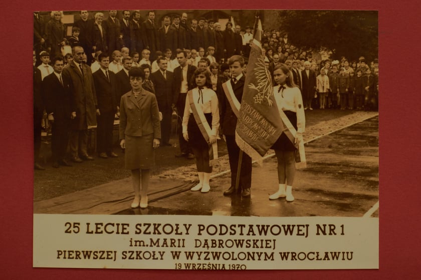 Archiwalne zdjęcia uczniów pochodzą z kronik SP nr 1 we Wrocławiu