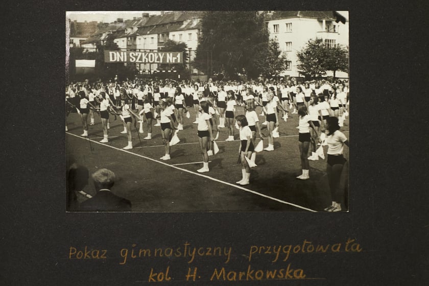Archiwalne zdjęcia uczniów pochodzą z kronik SP nr 1 we Wrocławiu
