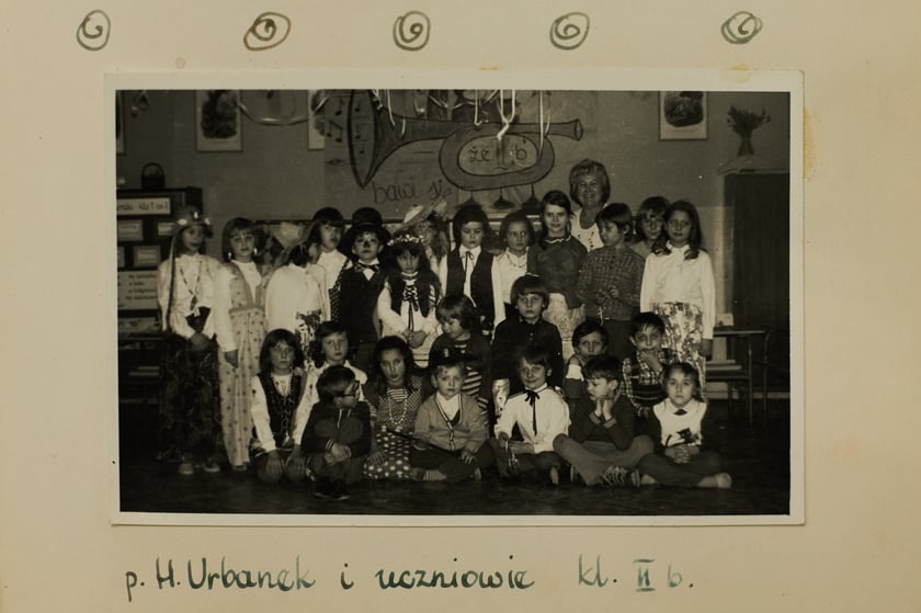 Archiwalne zdjęcia uczniów pochodzą z kronik SP nr 1 we Wrocławiu