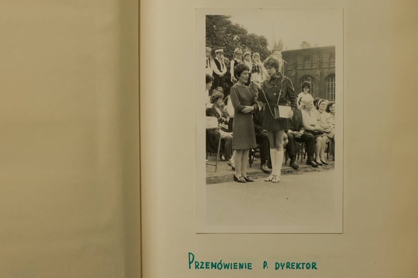 Archiwalne zdjęcia uczniów pochodzą z kronik SP nr 1 we Wrocławiu