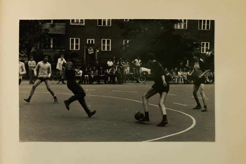 Archiwalne zdjęcia uczniów pochodzą z kronik SP nr 1 we Wrocławiu