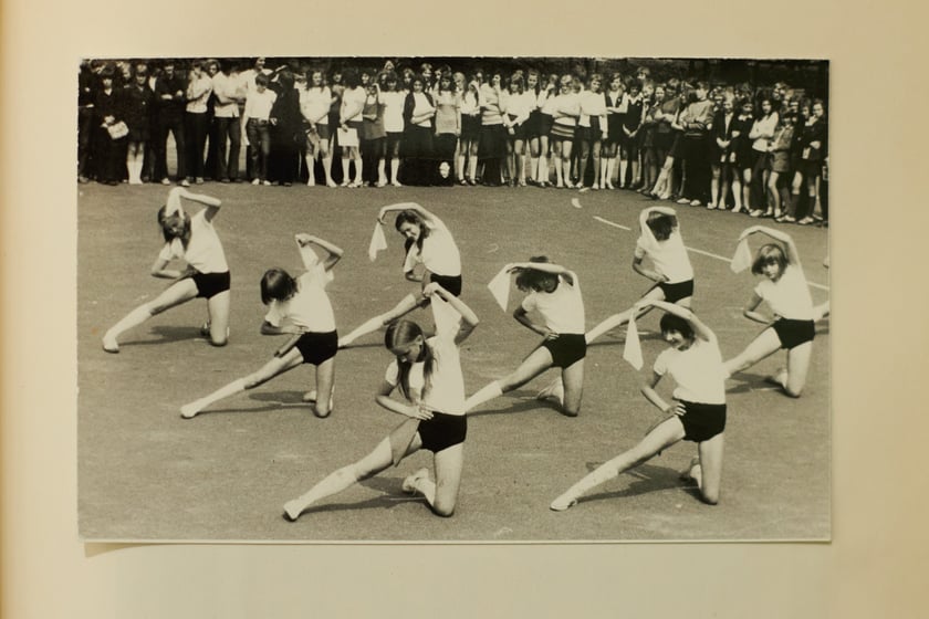 Archiwalne zdjęcia uczniów pochodzą z kronik SP nr 1 we Wrocławiu