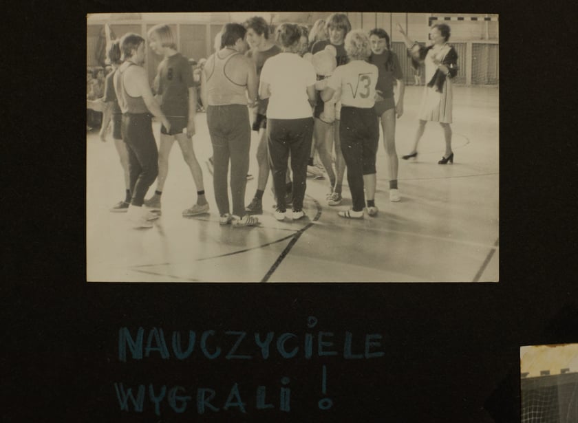 Archiwalne zdjęcia uczniów pochodzą z kronik SP nr 1 we Wrocławiu