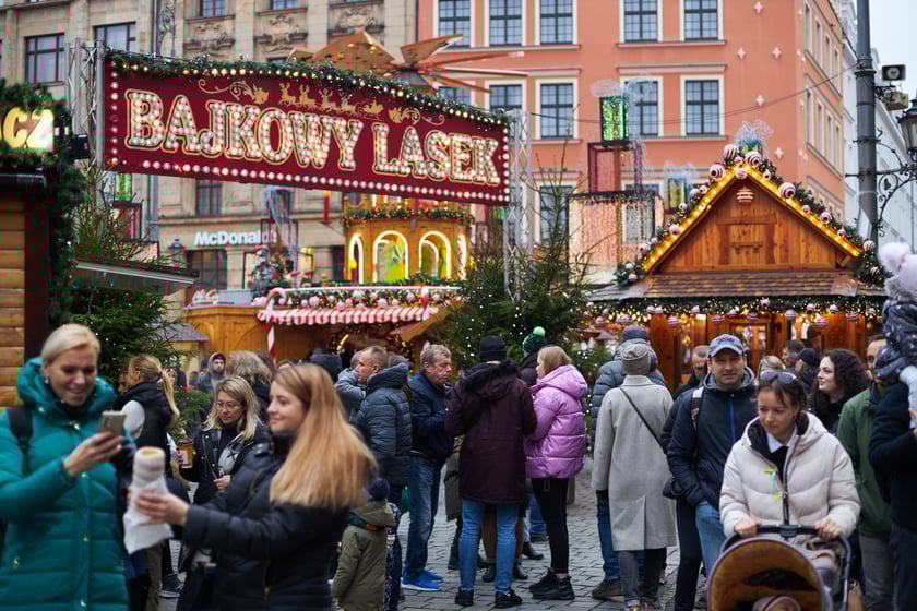 Na zdjęciu widać ludzi, którzy przyszli na Jarmark Bożonarodzeniowy w Rynku