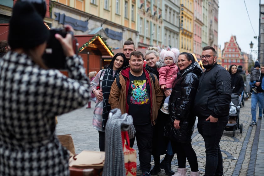 Na zdjęciu widać ludzi, którzy przyszli na Jarmark Bożonarodzeniowy w Rynku