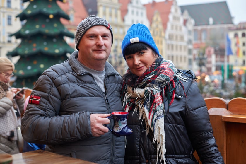 Na zdjęciu widać ludzi, którzy przyszli na Jarmark Bożonarodzeniowy w Rynku