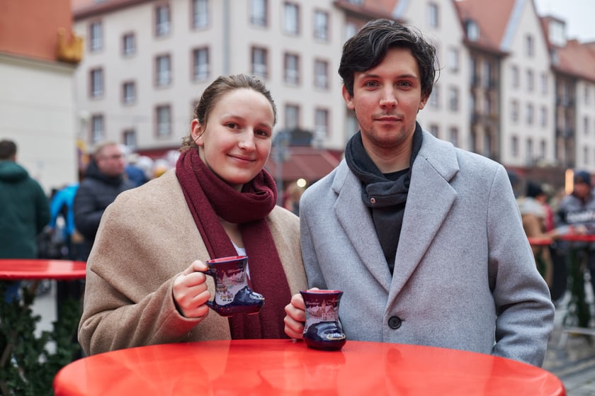 Na zdjęciu widać ludzi, którzy przyszli na Jarmark Bożonarodzeniowy w Rynku