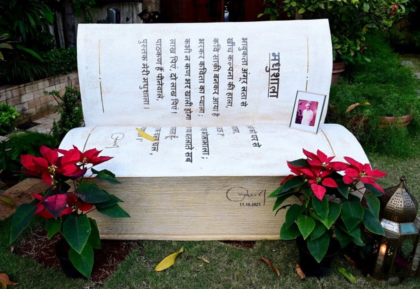 W Indiach, w posiadłości Amitabh Bachchan, gwiazdora bollywodzkiego kina, stanęła niecodzienna ławka w kształcie księgi, którą wykonano we Wrocławiu.