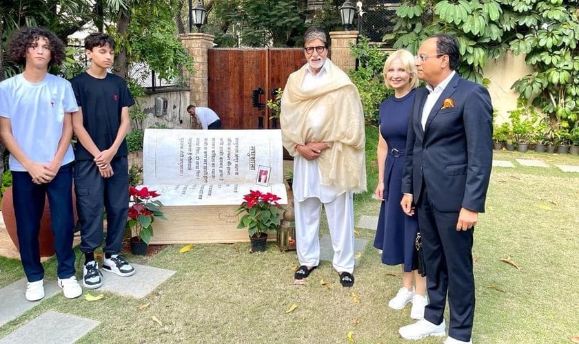 Na zdjęciu w środku ławka, specjalny prezent z Wrocławia. Po prawej stronie, Amitabh Bachchan, Magdalena i Kartikey Johri