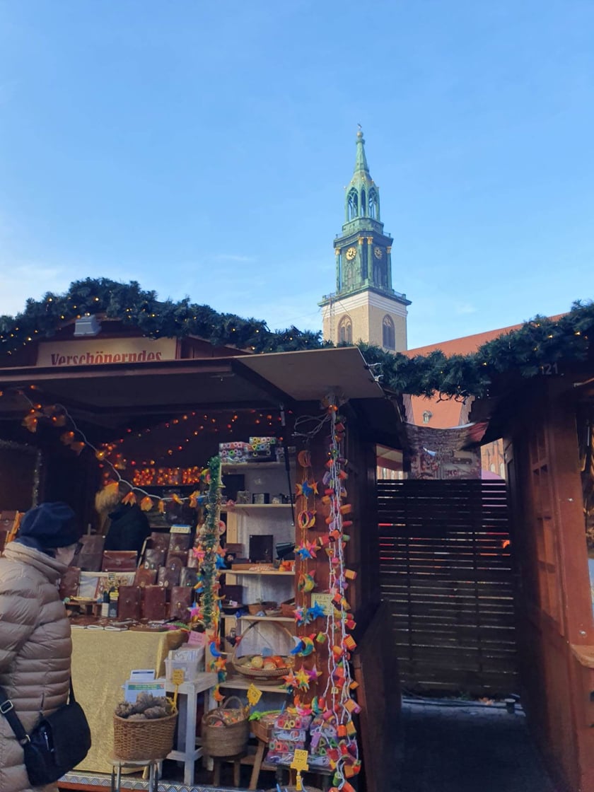 Jarmark bożonarodzeniowy na Alexanderplatz w Berlinie