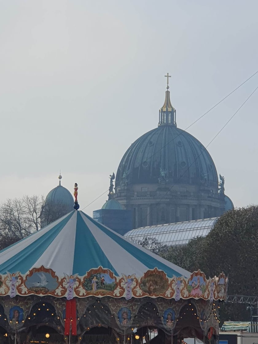 Jarmark bożonarodzeniowy na Alexanderplatz w Berlinie