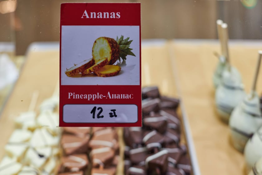 Zdjęcia z Jarmarku Bożonarodzeniowego we Wrocławiu. Na zdjęciu ananas w czekoladzie za 12 złotych