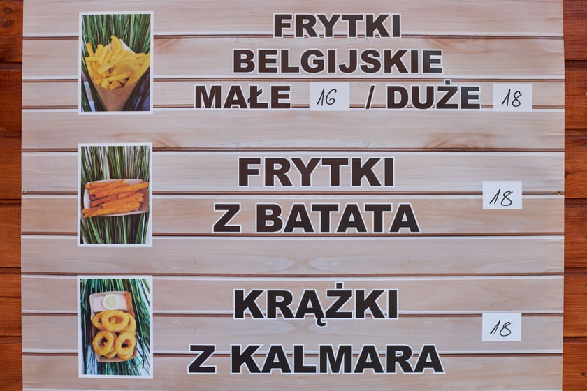 Zdjęcia z Jarmarku Bożonarodzeniowego we Wrocławiu. Na zdjęciu widać tablicę z nazwami potraw i cenami