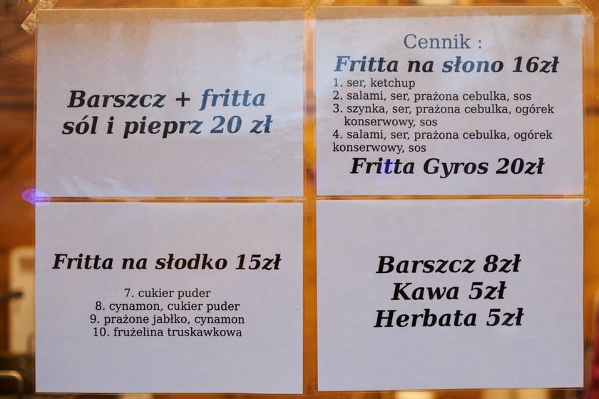 Zdjęcia z Jarmarku Bożonarodzeniowego we Wrocławiu. Na zdjęciu widać tablicę z nazwami potraw i cenami