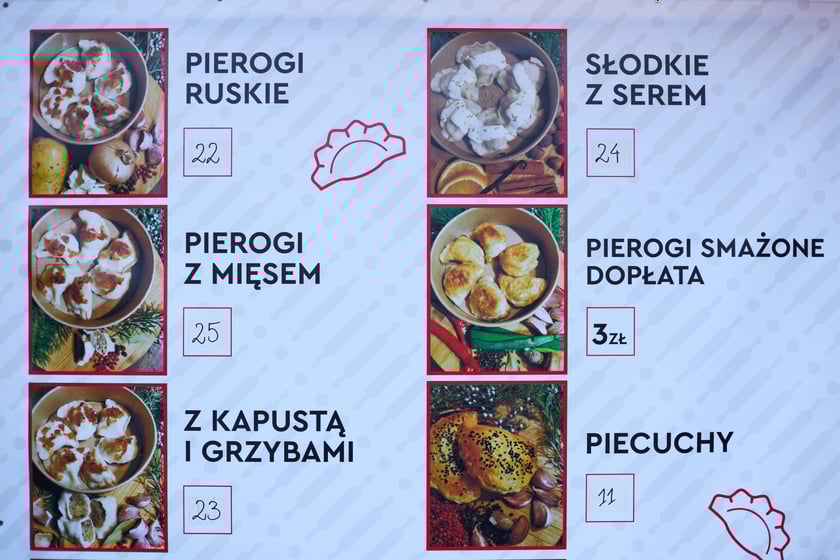 Zdjęcia z Jarmarku Bożonarodzeniowego we Wrocławiu. Na zdjęciu widać tablicę z nazwami potraw i cenami