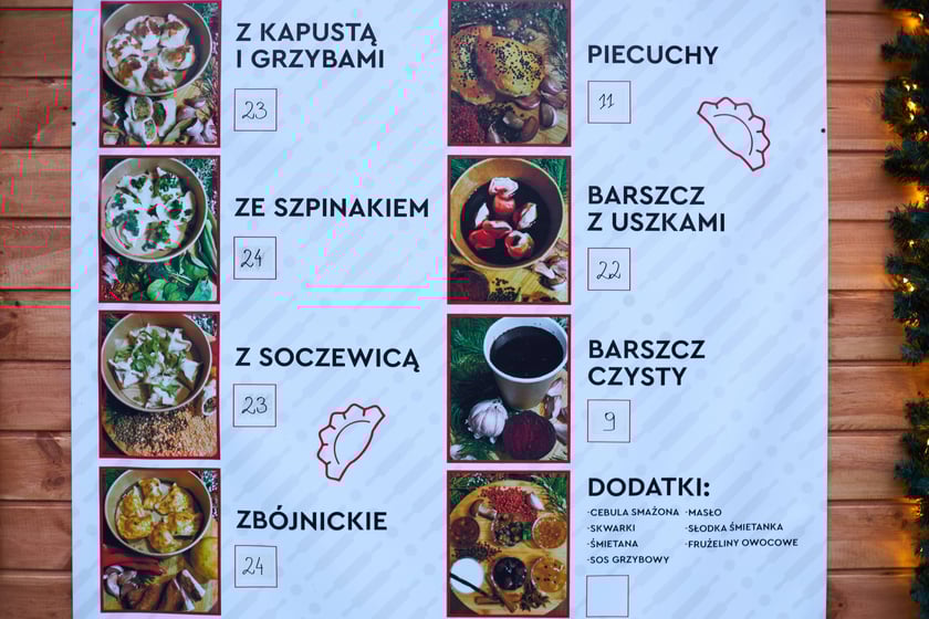 Zdjęcia z Jarmarku Bożonarodzeniowego we Wrocławiu. Na zdjęciu widać tablicę z nazwami potraw i cenami