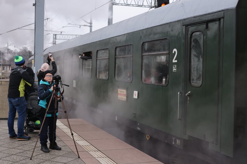 zabytkowy parowóz na Dworcu Głównym we Wrocławiu, 3.12.2022