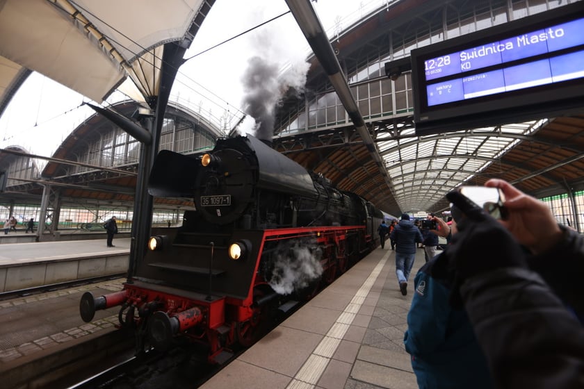 zabytkowy parowóz na Dworcu Głównym we Wrocławiu, 3.12.2022