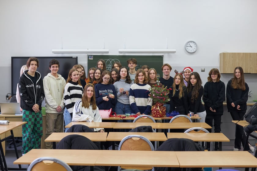 Ubieranie Drzewek Dobrych Życzeń w IV LO we Wrocławiu