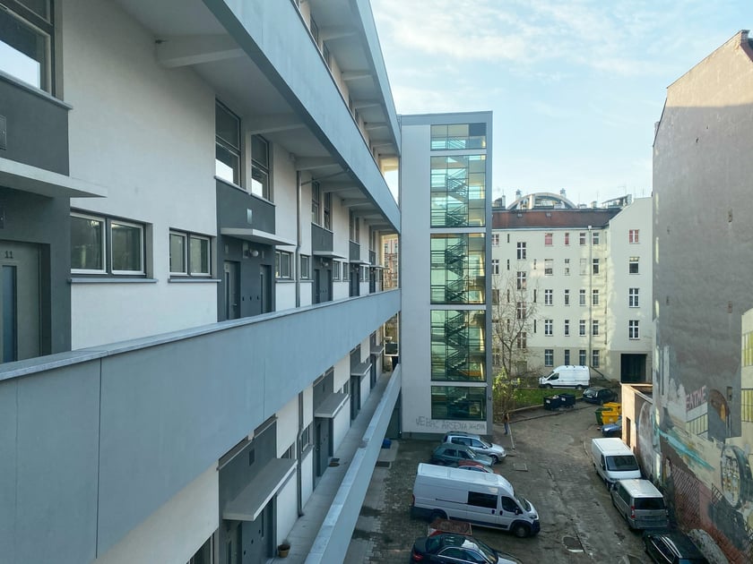 Mezonetowiec - modernistyczny galeriowiec po remoncie