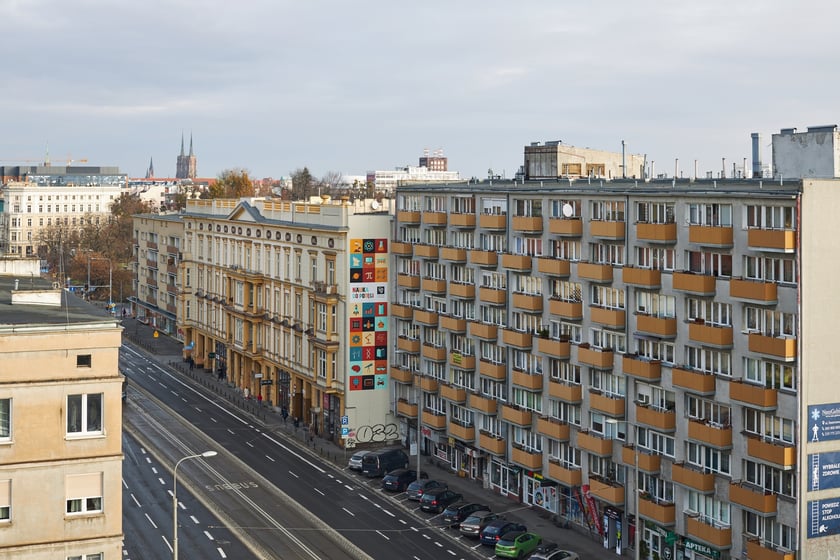 Mezonetowiec - modernistyczny galeriowiec po remoncie