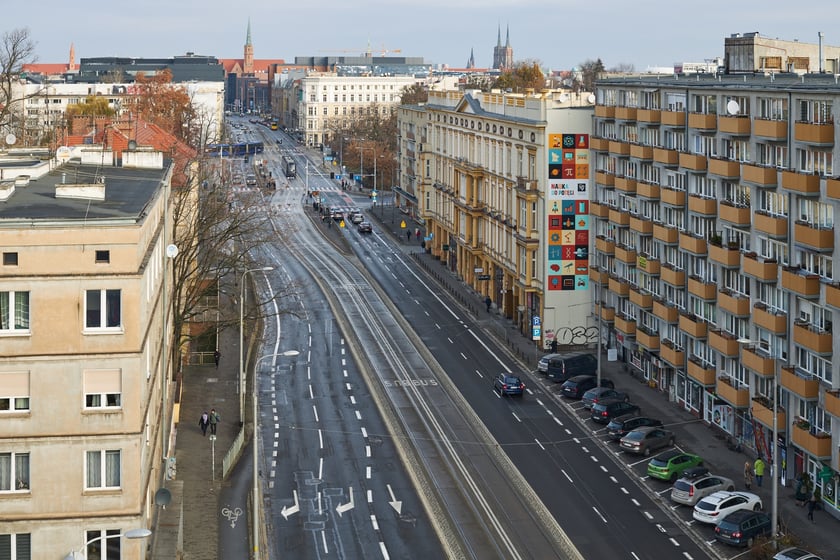 Mezonetowiec - modernistyczny galeriowiec po remoncie