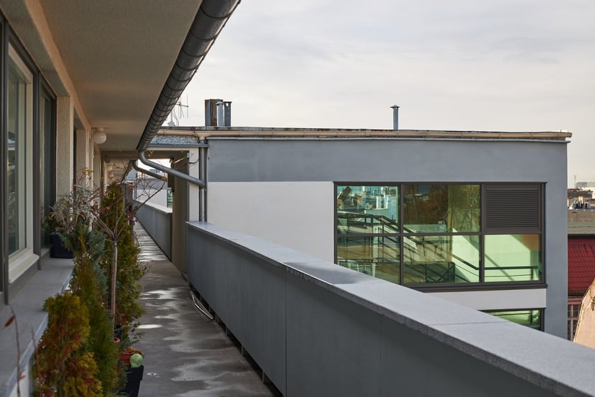 Mezonetowiec - modernistyczny galeriowiec po remoncie