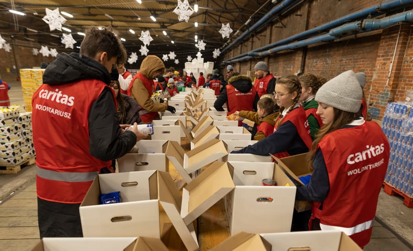Przygotowywanie paczek świątecznych dla wrocławskich seniorów, Zajezdnia Dąbie, 13 grudnia 2022.