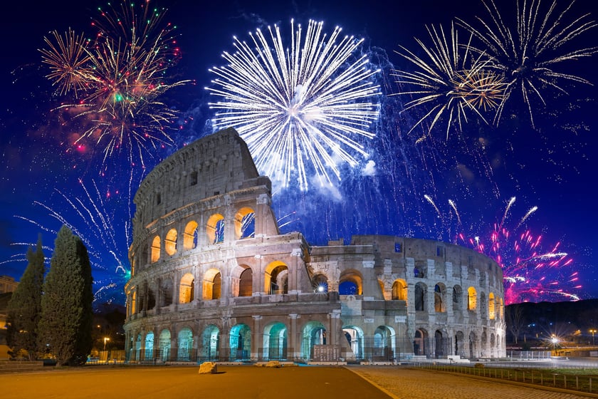 Rzym - La Festa di San Silvestro to huczna impreza sylwestrowa w ?wiecznym mieście?. Największe pokazy fajerwerków odbywają się przy Circus Maximus. Włosi żegnają stary rok obfitą kolacją sylwestrową, na której podaje się zampone (peklowane mięso) lub cotechino (kiełbasę) z soczewicą. Zabawę do białego rana oferują również włoskie kluby i restauracje. ? Koszt noclegu z 31 grudnia 2022 r. na 1 stycznia 2023 r.: od 595 zł za pokój dwuosobowy z prywatną łazienką ? Odległość i czas podróży: ok. 1650 km; 6 h (samolotem) ? Koszt podróży w jedną stronę samolotem dla dwóch osób: 1285 zł
