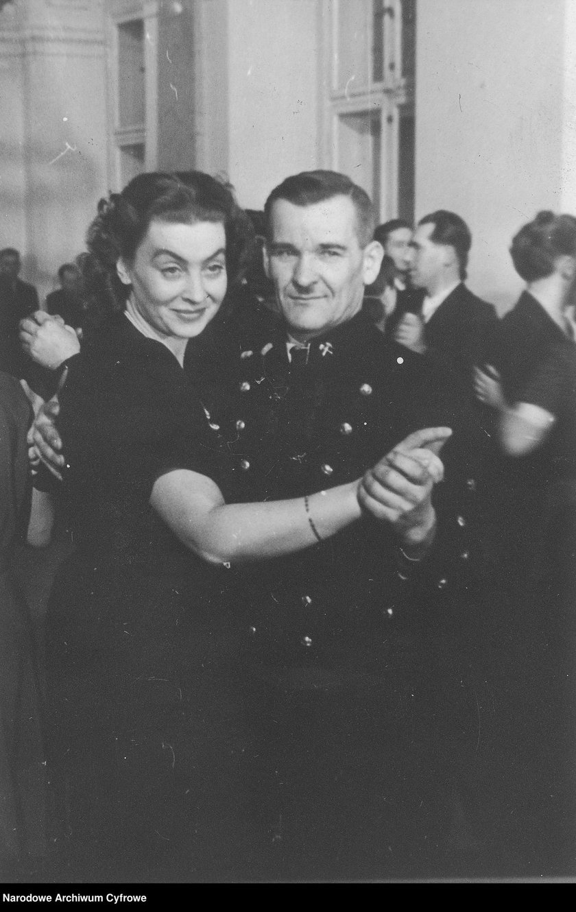 Bal członk&oacute;w rządu w 1946-47 r. Na zdjęciu uczestnicy zabawy, m.in. aktorka Nina Andrycz