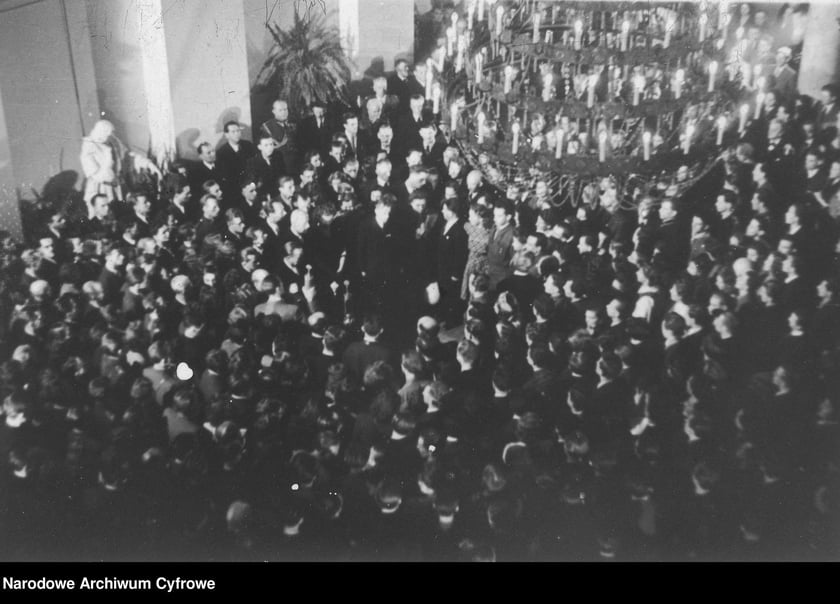 Sylwester w PRL-u. Na zdjęciu uczestnicy zabawy. Bal członków rządu w 1946-47 r.