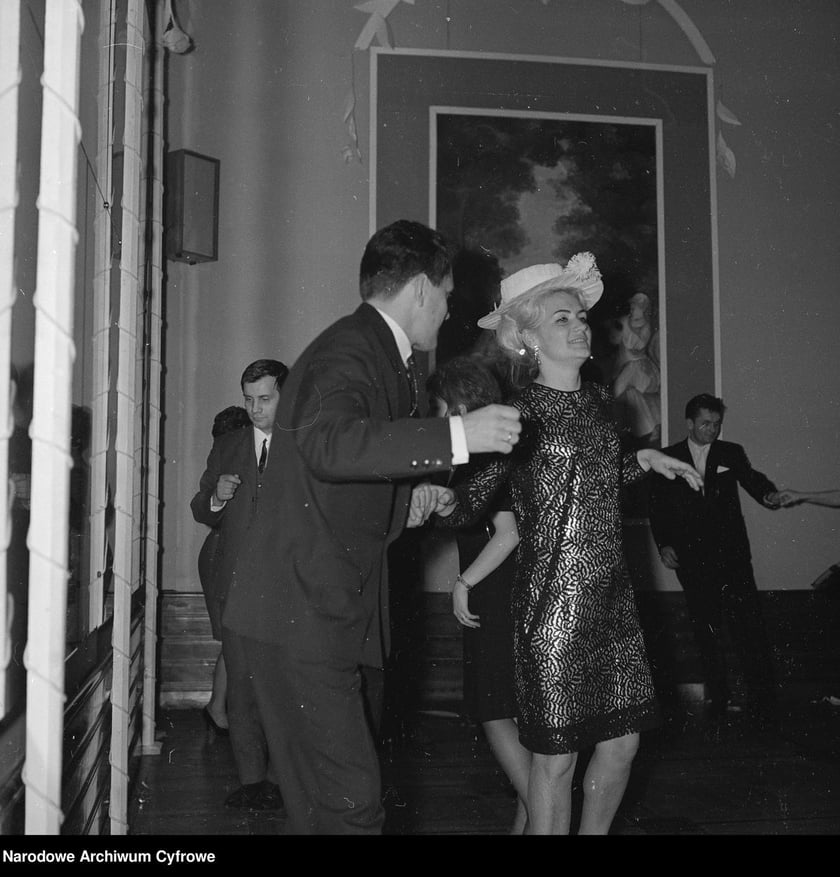 Sylwester w PRL-u. Sylwester w PRL-u, uczestnicy zabawy w Pałacu Kultury i Nauki 1966 / 1967 Archiwum Grażyny Rutkowskiej