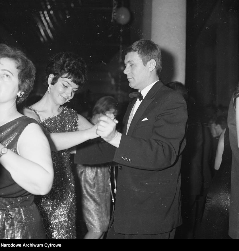 Sylwester w PRL-u, uczestnicy zabawy w Pałacu Kultury i Nauki 1966 / 1967 Archiwum Grażyny Rutkowskiej