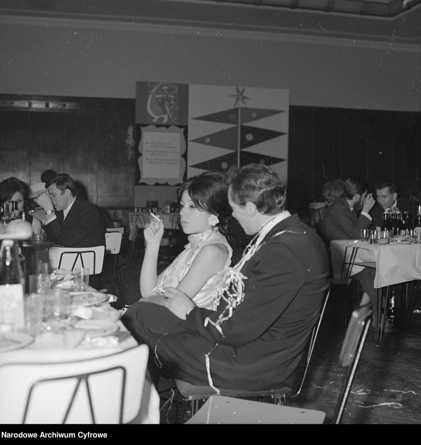 Sylwester w PRL-u, uczestnicy zabawy w Pałacu Kultury i Nauki 1966 / 1967 Archiwum Grażyny Rutkowskiej