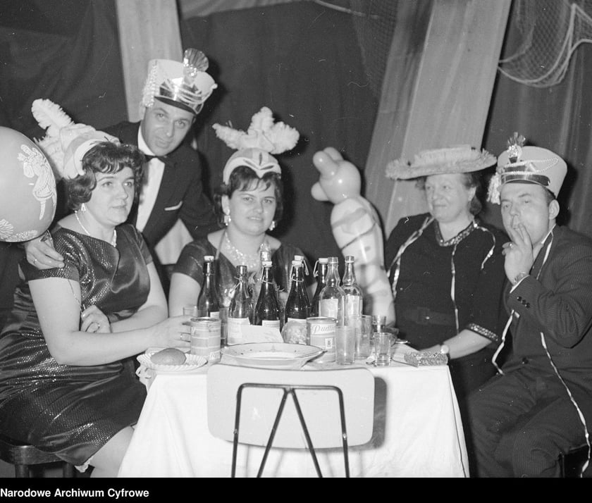 Sylwester w PRL-u, uczestnicy zabawy w Pałacu Kultury i Nauki 1966 / 1967 Archiwum Grażyny Rutkowskiej