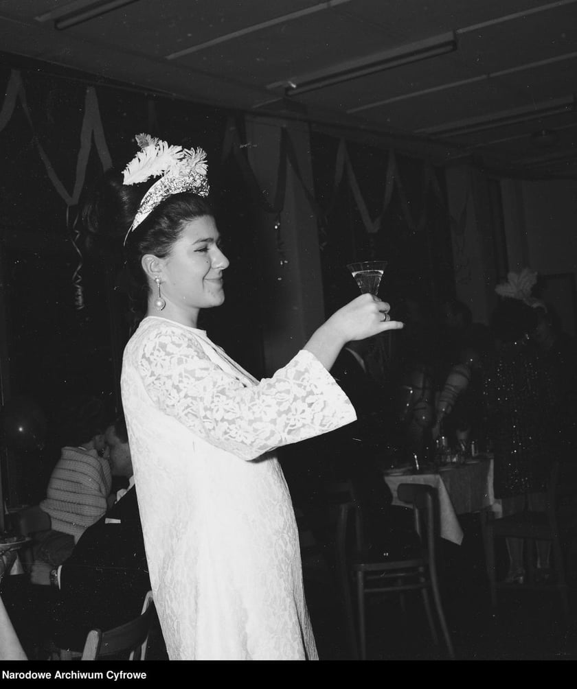 Sylwester w PRL-u. Sylwester w PRL-u, uczestnicy zabawy w Pałacu Kultury i Nauki 1966 / 1967 Archiwum Grażyny Rutkowskiej