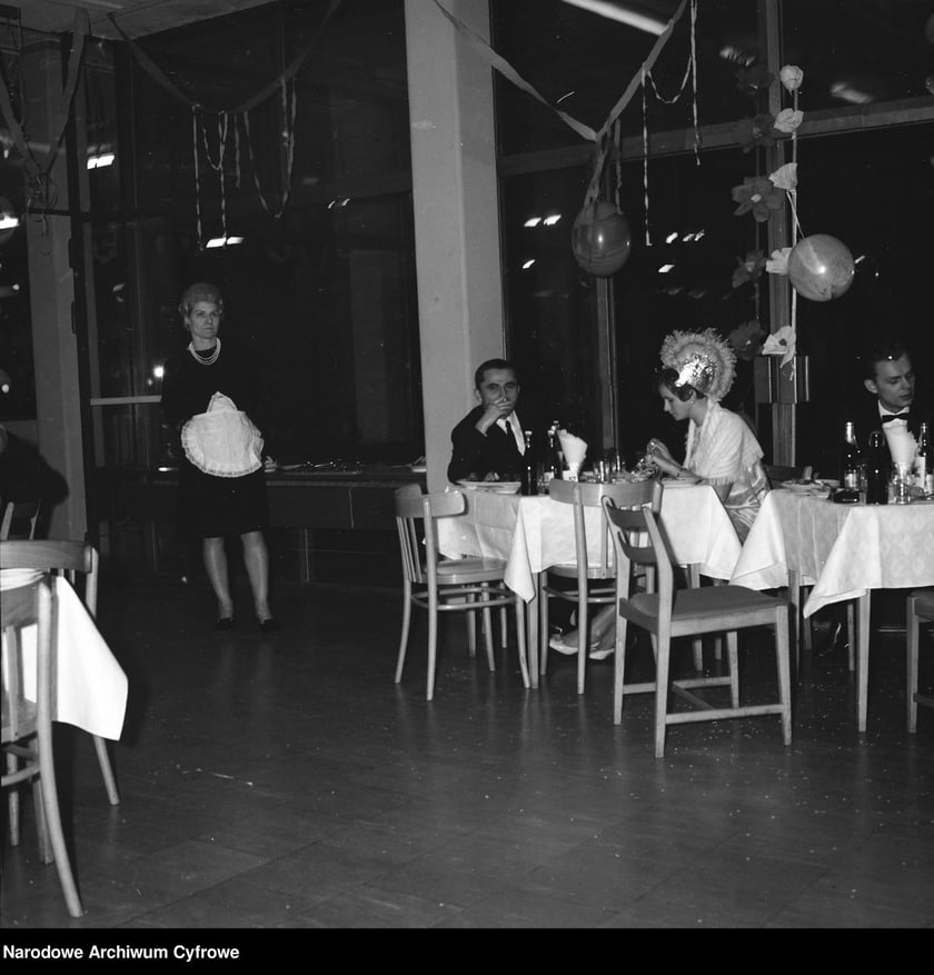 Sylwester w PRL-u. Bal sylwestrowy w Naczelnym Komitecie Zjednoczonego Stronnictwa Ludowego 1968 rok