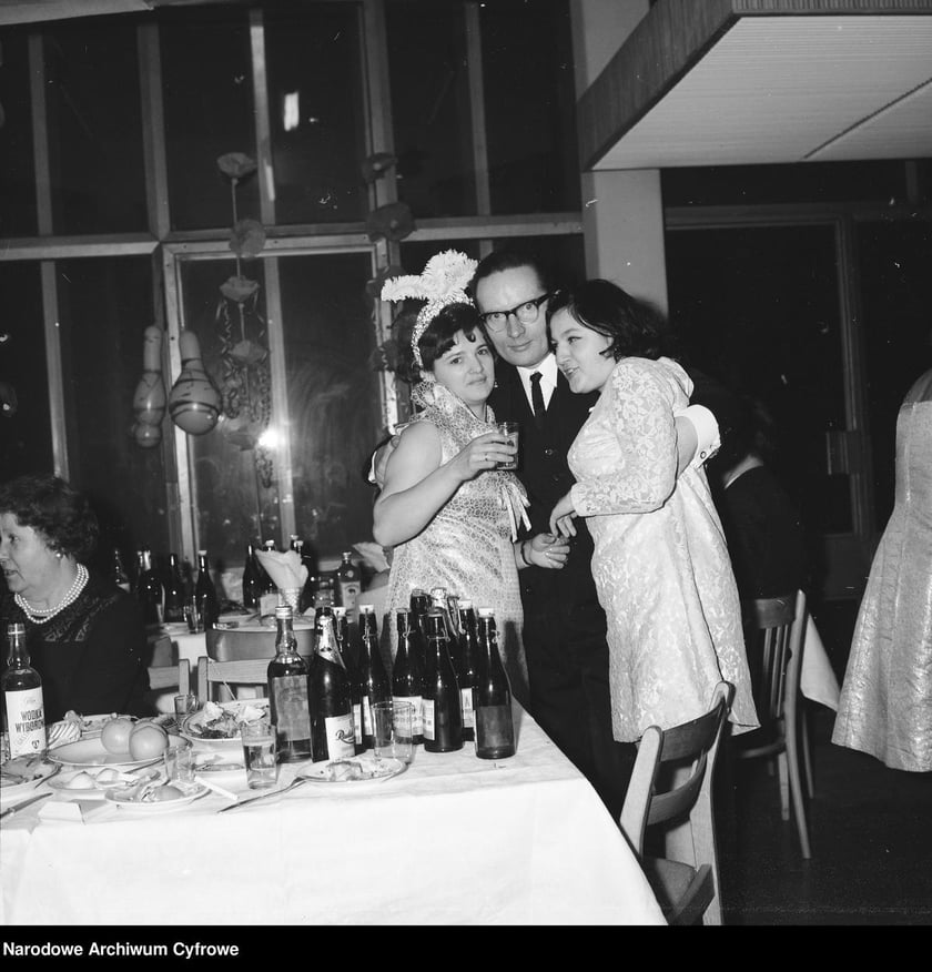 Sylwester w PRL-u. Bal sylwestrowy w Naczelnym Komitecie Zjednoczonego Stronnictwa Ludowego 1968 rok