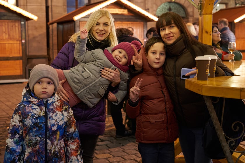 Sylwester 2022 na wrocławskim Rynku. Na zdjęciu widać ludzi, którzy w ostatnią noc 2022 roku bawili się na Jarmarku Bożonarodzeniowym we Wrocławiu