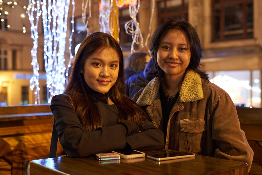 Sylwester 2022 na wrocławskim Rynku. Na zdjęciu widać ludzi, którzy w ostatnią noc 2022 roku bawili się na Jarmarku Bożonarodzeniowym we Wrocławiu