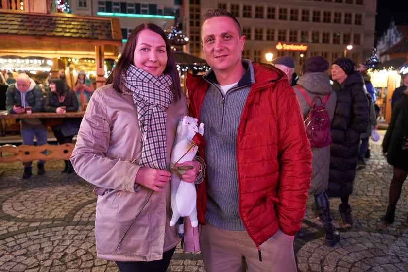 Sylwester 2022 na wrocławskim Rynku. Na zdjęciu widać ludzi, którzy w ostatnią noc 2022 roku bawili się na Jarmarku Bożonarodzeniowym we Wrocławiu