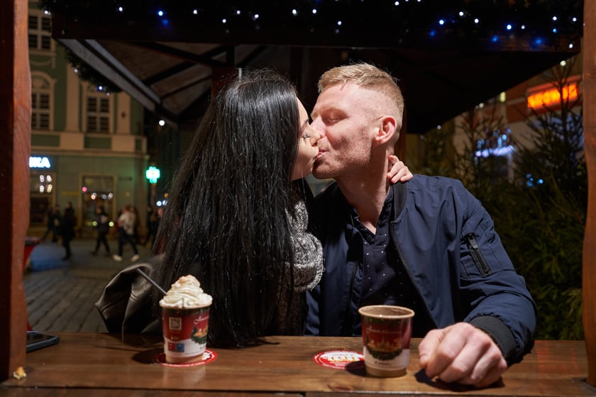 Sylwester 2022 na wrocławskim Rynku. Na zdjęciu widać ludzi, którzy w ostatnią noc 2022 roku bawili się na Jarmarku Bożonarodzeniowym we Wrocławiu