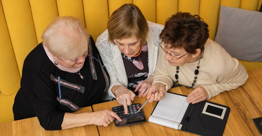W 2023 roku będą kontynuowane programy dla seniorów takie jak ?Senior+? i ?Aktywni+?. To dofinansowania dla Domów Dziennych i Klubów Seniora oraz na organizację zajęć rekreacyjnych i kulturalnych.  Seniorzy mogą też liczyć na ?Leki 75+?, który oferuje wszystkim osobom, które ukończyły 75 lat bezpłatne leki. Ich lista jest sukcesywnie zmieniana.