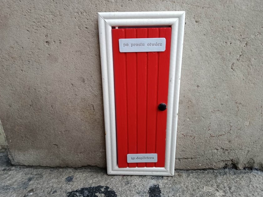 Warto samemu sprawdzić, co  kryje się za czerwonymi drzwiczkami...