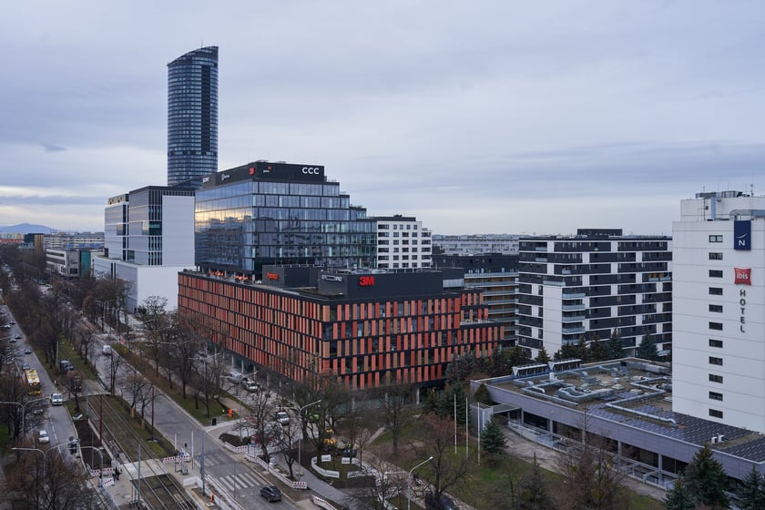 Wrocław widziany z biurowca Centrum Południe oraz widoki z ziemi na budynku przy Powstańców Śląskich