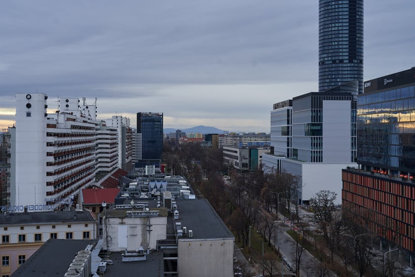 Wrocław widziany z biurowca Centrum Południe oraz widoki z ziemi na budynku przy Powstańców Śląskich