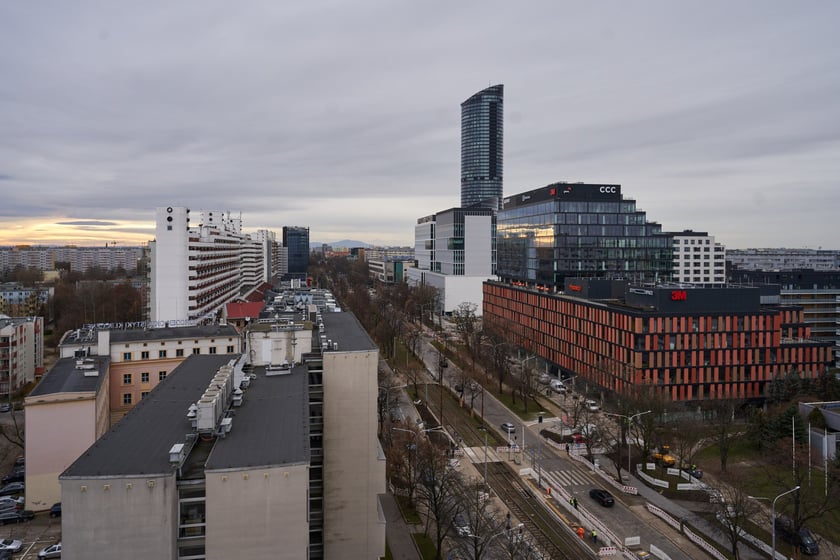 Wrocław widziany z biurowca Centrum Południe oraz widoki z ziemi na budynku przy Powstańców Śląskich