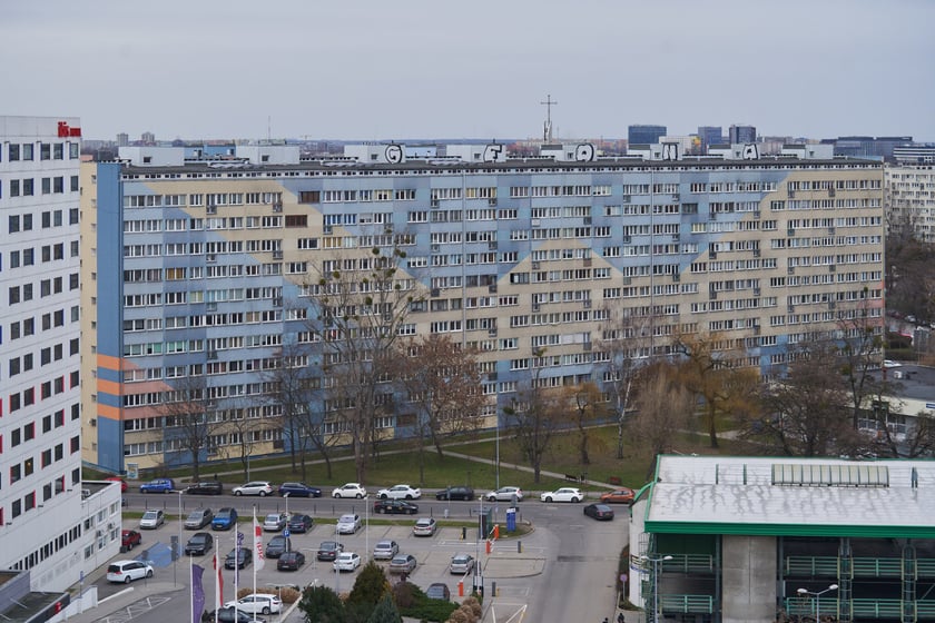 Wrocław widziany z biurowca Centrum Południe oraz widoki z ziemi na budynku przy Powstańców Śląskich