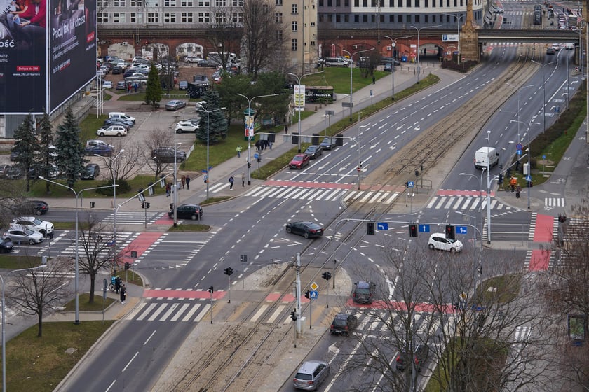 Wrocław widziany z biurowca Centrum Południe oraz widoki z ziemi na budynku przy Powstańców Śląskich